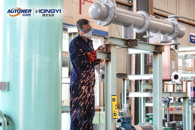     LNG氣化調(diào)壓撬的調(diào)試和注意事項(xiàng),關(guān)于LNG氣化調(diào)壓撬站的安全管理工作。  LNG氣化調(diào)壓撬的調(diào)試和注意事項(xiàng)  ①制定合理的操作規(guī)章制度      應(yīng)制定合理的LNG裝卸車操作規(guī)程、LNG儲(chǔ)罐倒罐操作規(guī)程、LNG氣化器操作規(guī)程、BOG復(fù)熱器操作規(guī)程、儲(chǔ)罐自增壓操作規(guī)程、EAG復(fù)熱器操作規(guī)程、卸車增壓器操作規(guī)程、橇裝式調(diào)壓器操作規(guī)程、BOG計(jì)量橇操作規(guī)程、LNG離心泵操作規(guī)程、天然氣加臭機(jī)操作規(guī)程、中心調(diào)度控制程序切換操作規(guī)程、消防水泵操作規(guī)程、LNG氣化站管道設(shè)備維護(hù)保養(yǎng)技術(shù)和操作手冊(cè)等。  ②建立臺(tái)賬，管理設(shè)備技術(shù)資料      應(yīng)建立維護(hù)記錄、巡查巡檢記錄、進(jìn)出人員管理記錄、各類操作記錄、應(yīng)急演練記錄、安全活動(dòng)記錄，管理好設(shè)備有關(guān)技術(shù)資料和各類原始資料等。  ③制定天然氣管道、廠站事故應(yīng)急預(yù)案      應(yīng)依據(jù)有關(guān)法律、法規(guī)及相關(guān)規(guī)定，并結(jié)合企業(yè)制度及實(shí)際情況，制定天然氣管道、廠站事故應(yīng)急預(yù)案。預(yù)案應(yīng)包含事故不利因素的分析、事故危害、事故分級(jí)、事故處理響應(yīng)等級(jí)、處理的程序及后期處理。應(yīng)經(jīng)常開展不同等級(jí)的事故演練和對(duì)搶修裝備進(jìn)行檢查，大型的事故演練要聯(lián)合當(dāng)?shù)毓蚕馈踩芾聿块T一同進(jìn)行。  LNG氣化調(diào)壓撬的調(diào)試和注意事項(xiàng)  ④嚴(yán)格執(zhí)行上崗考試制度      各類操作人員獨(dú)立操作前必須經(jīng)過公司有關(guān)部門組織的考試，成績合格后方可獨(dú)立上崗。  ⑤加強(qiáng)對(duì)消防、防雷、防靜電設(shè)備檢查和管理      加強(qiáng)對(duì)LNG氣化站防雷、防靜電設(shè)備的定期檢查和維護(hù)保養(yǎng)，著重對(duì)消防水池、消防泵、消防水炮、儲(chǔ)罐噴淋管及干粉滅火器進(jìn)行檢查?？扇?xì)怏w報(bào)警設(shè)備需定期維護(hù)，確保其完好